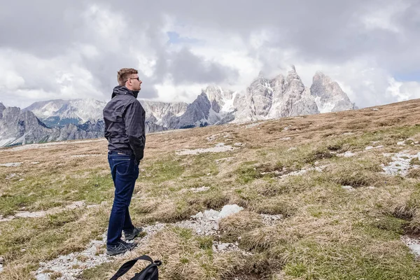 Reizigers in de Dolomieten Alpen. — Stockfoto