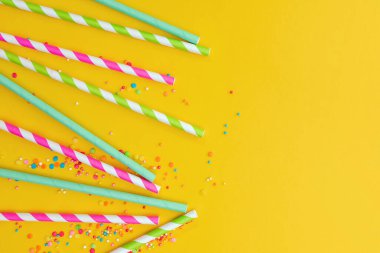 Çok renkli bir parti. Kamış ve şeker serpintisi içiyorlar.