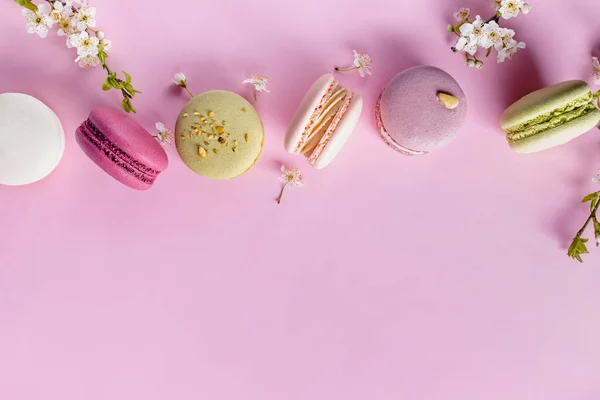 Macarrones de postre francés de diferentes sabores — Foto de Stock