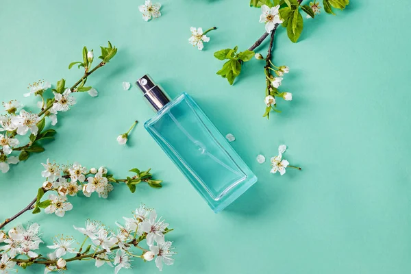 Frasco de perfume das mulheres e ramos de flor de primavera — Fotografia de Stock