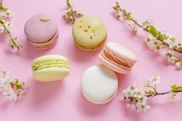 Dessert français macarons et fleurs de printemps — Photo