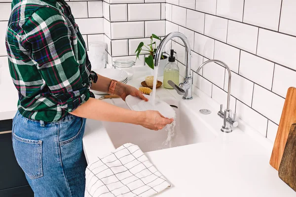 Ugenkendelig Kvinde Vasker Retter Det Moderne Køkken Med Hvide Fliser - Stock-foto