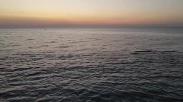Let dronem nad mořem za soumraku při východu slunce, — Stock video