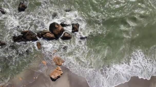 Vista aérea de drones de ondas de maré vindas do mar — Vídeo de Stock