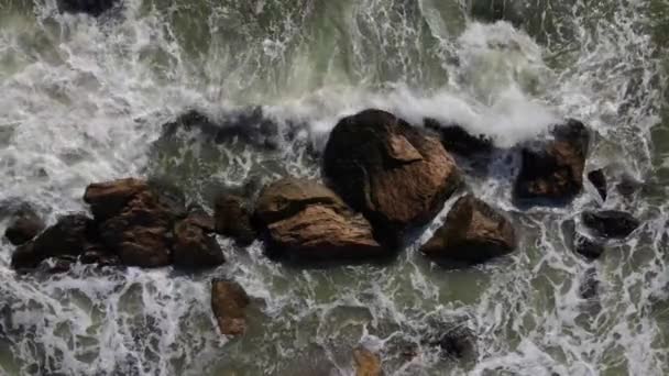 Vista aérea de drones de ondas de maré vindas do mar — Vídeo de Stock