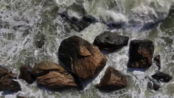 Vista aérea de drones de ondas de maré vindas do mar — Vídeo de Stock