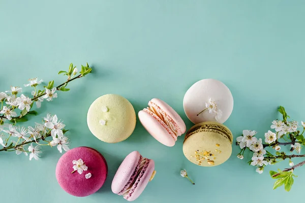 Dessert français macarons et fleurs de printemps — Photo