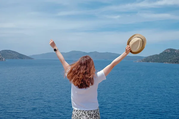 Jovem feliz desfrutando suas férias perto do mar — Fotografia de Stock