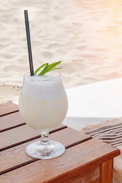 Frisse zomer cocktail op houten tafel — Stockfoto