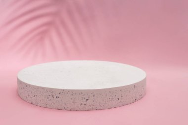 Ürün sunumu için pembe zemin üzerinde somut podyum