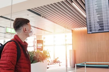 Havaalanında maske takan bir adam..