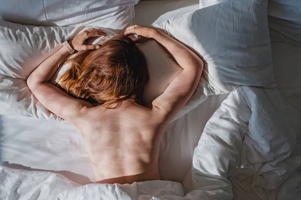 Жінка спить в зручному ліжку на подушках — стокове фото