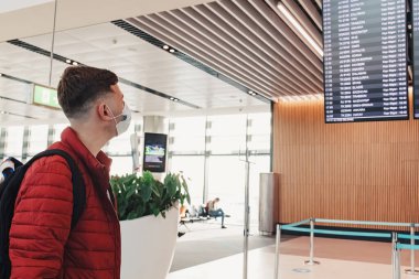 Havaalanında maske takan bir adam..