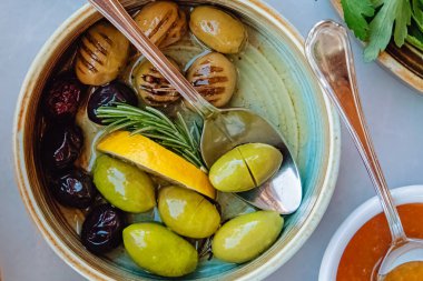 Bir kase zeytin, yeşil, siyah ve ızgara.