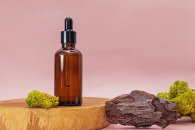 Pipet, scincare serumu ya da yağlı şişe, ahşap tezgahta..