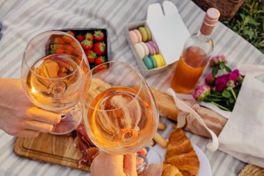 Çift iki bardak gül şarabıyla tokuşturuyor..