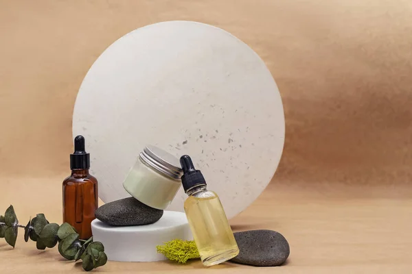 Composición creativa cosmética ecológica con círculos y materiales naturales — Foto de Stock