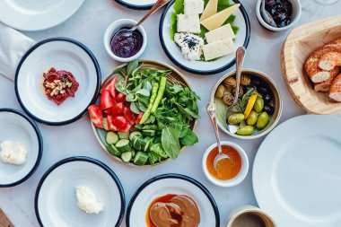 Peynirli, tereyağlı, sebzeli ve zeytinli çeşitli tabaklar..