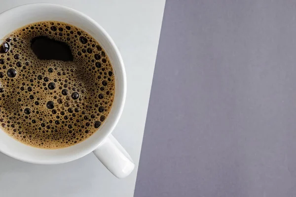 Close-up de copo branco com café preto quente fresco — Fotografia de Stock