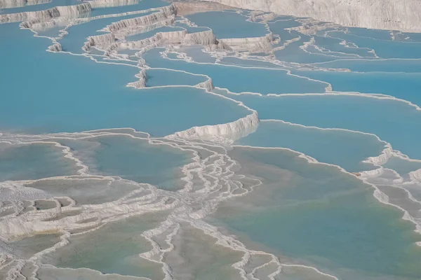 Красиві природні травертинні басейни з блакитною водою — стокове фото