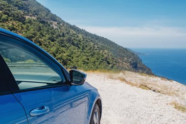 Mavi araba güneşli bir günde yol kenarında durdu.