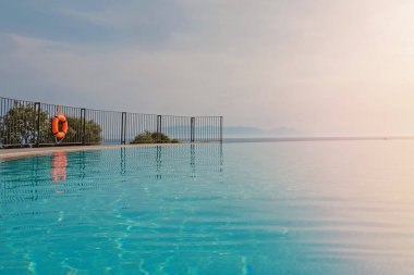 Mavi suyu olan lüks bir yerde büyük bir yüzme havuzu.