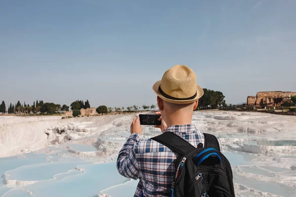 Fiatal férfi turista szalmakalapos fotózás Pamukkale. — Stock Fotó