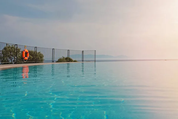 Gran piscina en complejo de lujo con agua azul —  Fotos de Stock