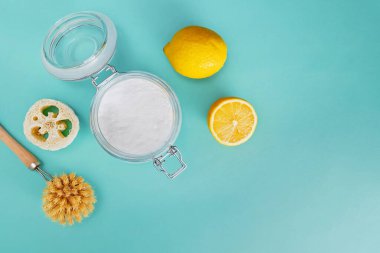 Mutfak ve ev temizliği için doğal malzemelerle düz kompozisyon.