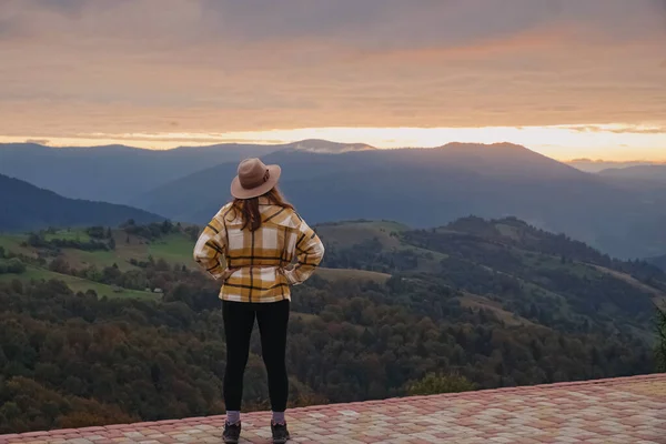 山の中で夕日と美しい風景を楽しむ女性. — ストック写真