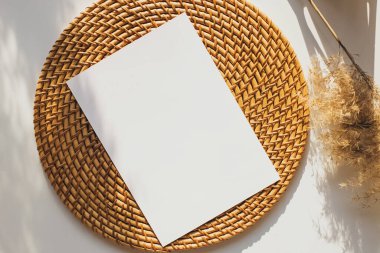 Yuvarlak saman paspası üzerinde kart maketi.