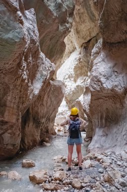 Sırt çantalı bir kadın turist Saklikent Kanyonunu keşfediyor.