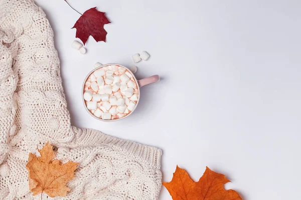 Sıcak örülmüş süveter, yllow yaprakları ve marşmelovlu kakao ile yaratıcı sonbahar kompozisyonu