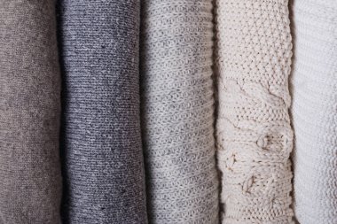 Yakından örülmüş kalın kazaklar..