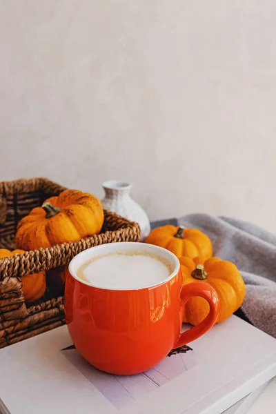 Outono ainda vida com latte de abóbora e abóboras decorativas — Fotografia de Stock