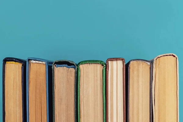 Top view of bright colorful hardback books in a row — Stock Photo, Image