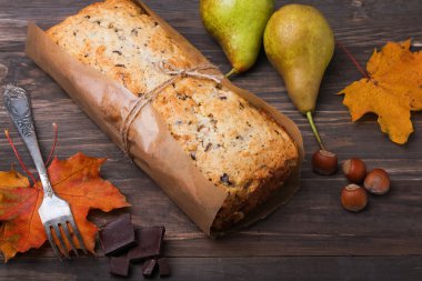 ev yapımı kek çikolata ve armut