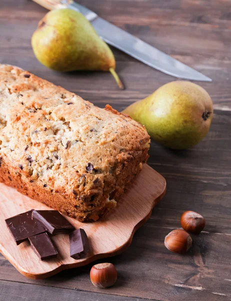 Torta casera con peras y chocolate —  Fotos de Stock