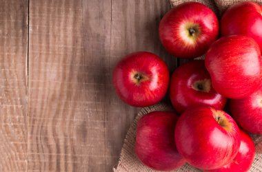 ahşap masa üstünde kırmızı elmalar