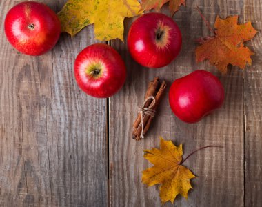 Kırmızı elma ve sarı yapraklar