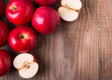 ahşap masa üstünde kırmızı elmalar