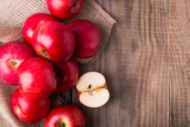 ahşap masa üstünde kırmızı elmalar