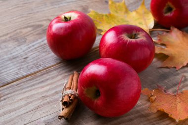 Kırmızı elma ve sarı yapraklar