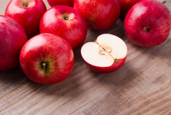 나무 테이블에 빨간 사과 — 스톡 사진