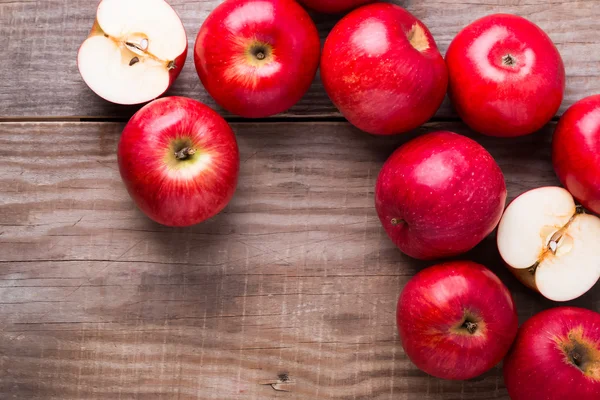 나무 테이블에 빨간 사과 — 스톡 사진