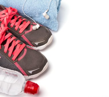 Beyaz arka plan üzerinde izole fitness ekipmanları