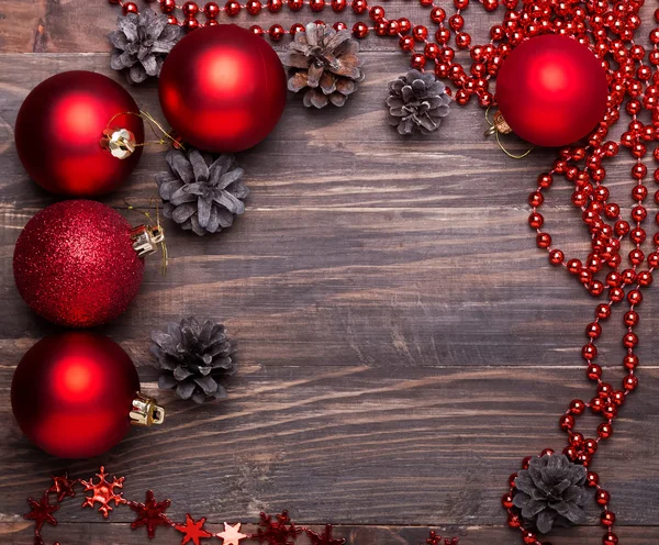 Rode kerstballen en dennenappels — Stockfoto