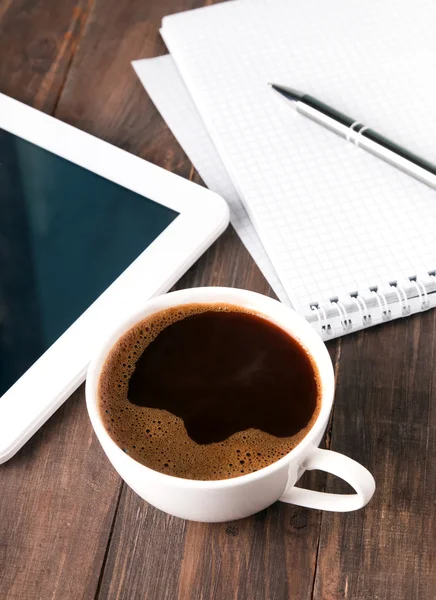 Чашка кофе, планшет и ноутбук — стоковое фото