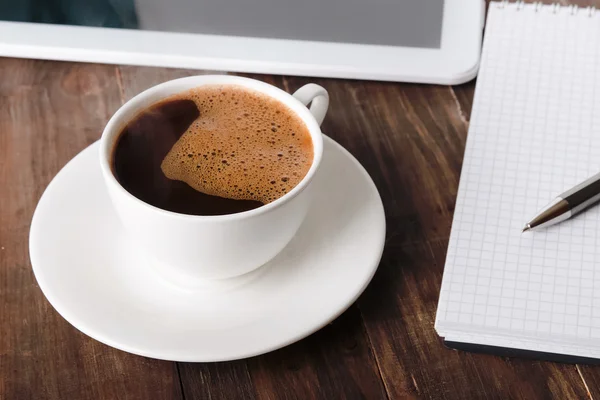 Tasse de café, tablette et carnet — Photo