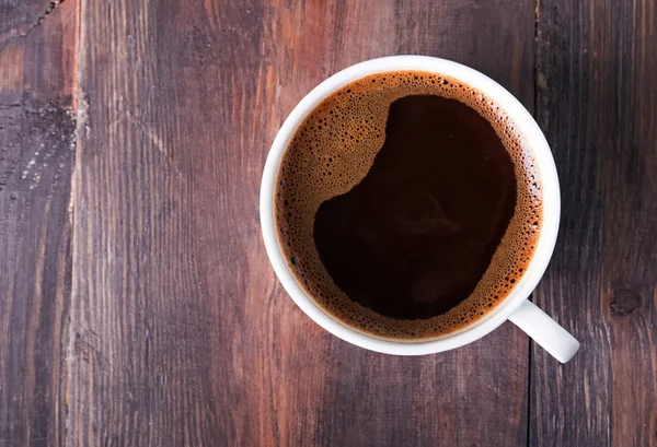 Café en la taza blanca en la mesa de madera —  Fotos de Stock